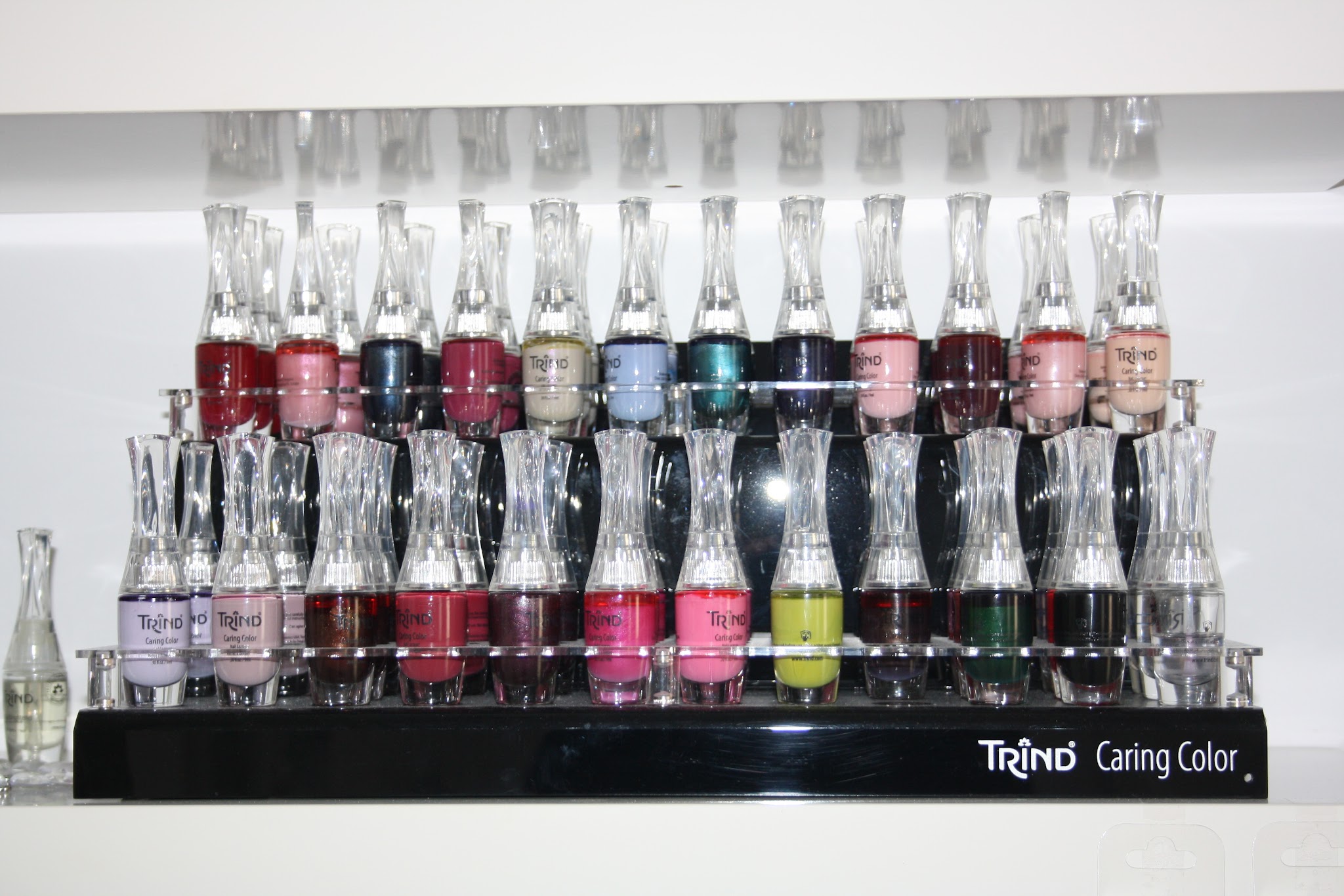 Een rek met nagellak in veel kleuren, op twee treden