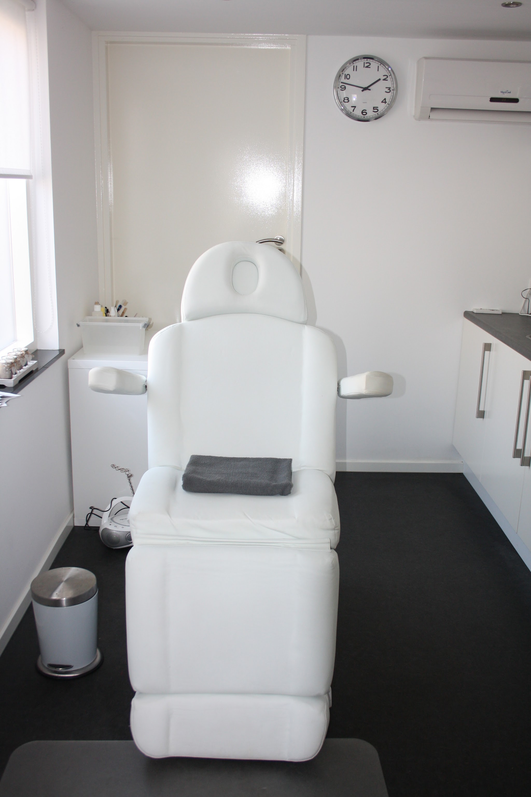 De witte behandelstoel in de behandelruimte van Salon Vival
